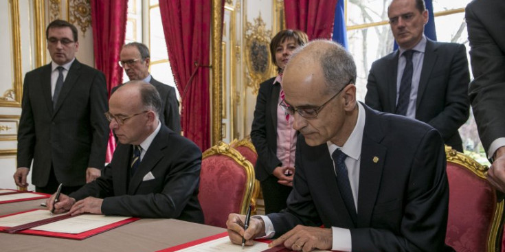 El cap de Govern, Toni Martí, i el primer ministre francès, Bernard Cazeneuve, signen l’acord bilateral entre Andorra i França, ahir.