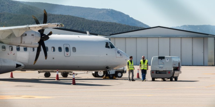 L’avió ATR 72-500 a la pista de l’aeroport Andorra-La Seu d’Urgell preparat per enlairar-se, ahir al migdia.
