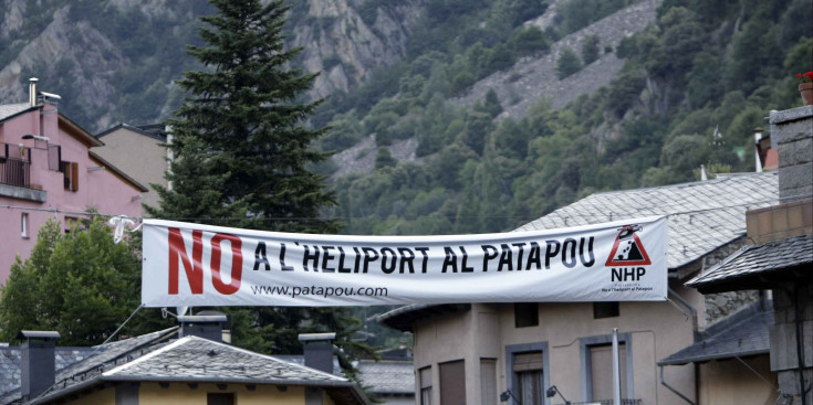 Pancarta en contra de la construcció de l’heliport al Patapou.