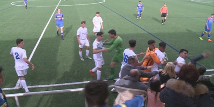 Incidents a les graderies de la Borda Mateu entre el partit de juvenils de l’FC Andorra i l’AE Prat.
