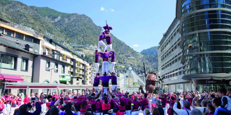 Els Castellers d’Andorra aixequen un castell el dia de l’aniversari del seu segon bateig, ahir.