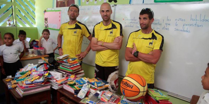 Repiso, Berenguer i Castellet, en una de les escoles on l’any passat van repartir material escolar a Costa Rica.