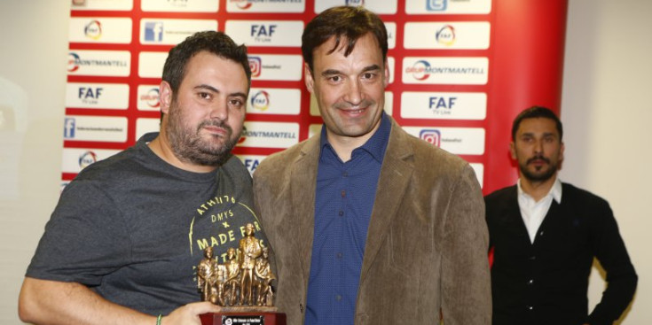 Lluís Cruz, amb el trofeu que l'acredita com a millor entrenador.