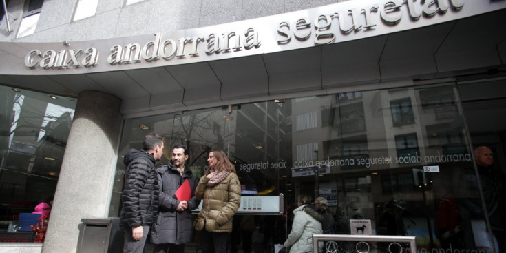 Usuaris davant de la Caixa Andorrana de Seguretat Social