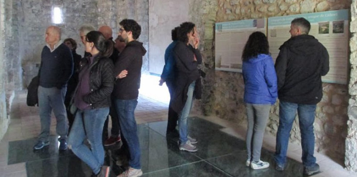 Visitants a l’exposició sobre el patrimoni dels Senyors de Caboet.
