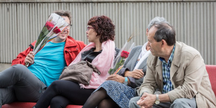Un grup de ciutadans descansa a la plaça del Poble desprès d’haver comprat la rosa de Sant Jordi, ahir.