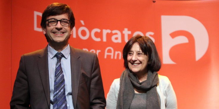 Jordi Cinca i Rosa Ferrer durant la presentació de la llista nacional de Demòcrates per Andorra el 2015.