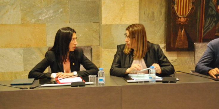Choy (esquerra) i Tudó dialogant, ahir durant la sessió de Consell del Comú d’Ordino.