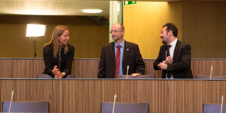 La consellera Sílvia Bonet parla amb Víctor Naudi i Gerard Alís al Consell General.