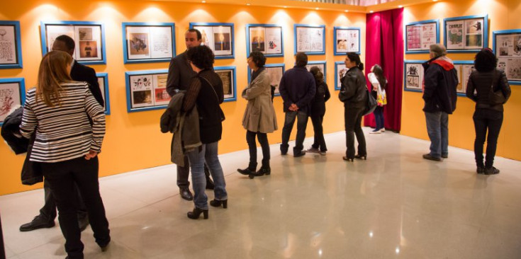 33 Públic a l’espai expositiu dedicat a les vinyetes d’homenatge a la revista satírica ‘Charlie Hebdo’ i als dibuixants i al personal assassinat.