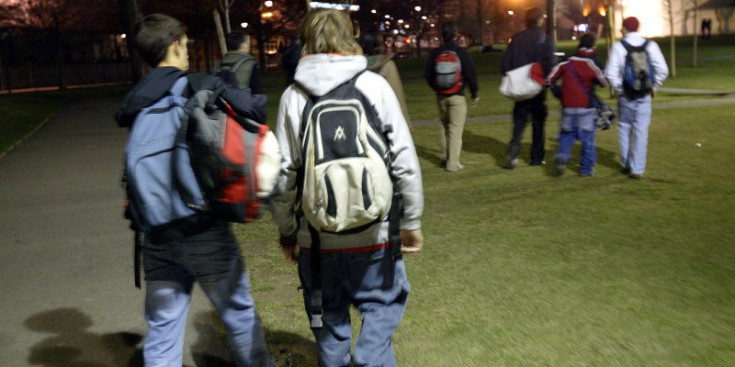 Un grup d’adolescents caminen de nit pel Parc Central.