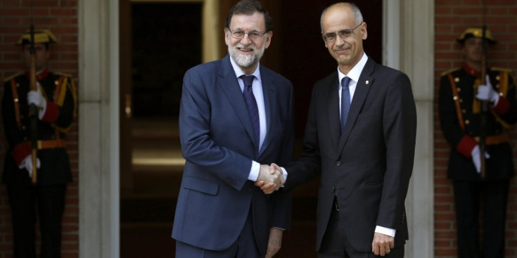 El president del Govern espanyol, Mariano Rajoy, i el cap de Govern, Toni Martí, es donen la mà davant del Palau de la Moncloa, a Madrid, ahir.