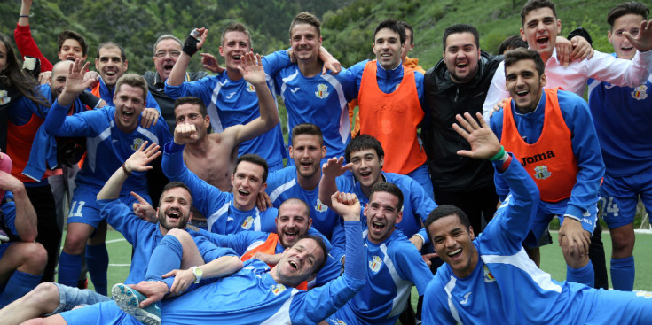 La plantilla de l’FC Santa Coloma i alguns aficionats celebren el títol de campions de Lliga 2014-2015 després d’imposar-se en el clàssic al Sant Julià, ahir al Camp d’Aixovall.
