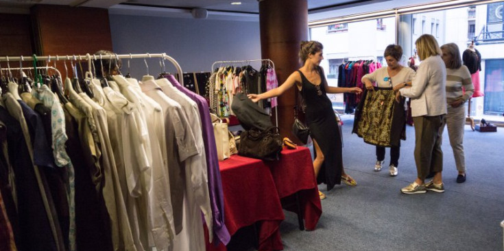 Un grup de dones es proven roba al Mercat Vintage muntat per Unicef, ahir a l’hotel escaldenc Delfos.
