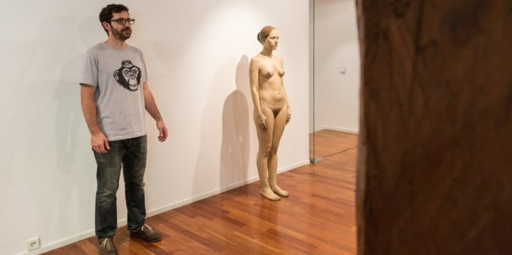Gerard Mas, amb una de les seves escultures, a la Pilar Riberaygua, ahir.