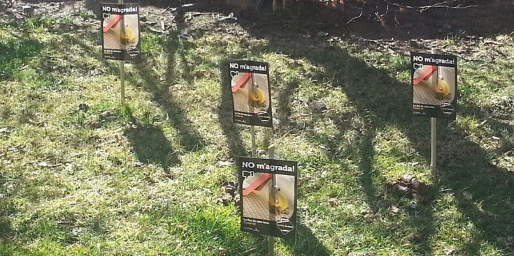 Senyalització de defecacions de gos en un parc de la Seu.