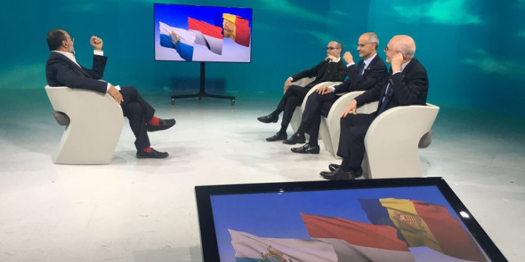Renzi, Martí –al mig– i Telle, a la dreta de la imatge, al plató del programa especial a la televisió de San Marino.