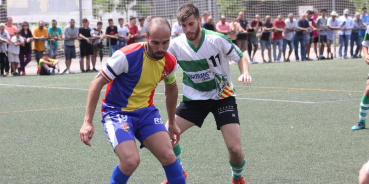 Sebas Gómez defensa la pilota davant la pressió de Cristian Fabregat.