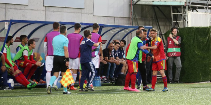 A la dreta de la imatge, Koldo i Ayala donen instruccions a Rebés després del gol contra Hongria, divendres passat a l’Estadi Comunal.