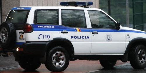 Un cotxe de la Policia circula per Escaldes-Engordany.