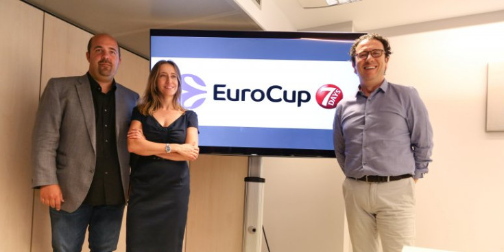 Gorka Aixàs (esquerra), Mireia Maestre i Betim Budzaku (dreta), ahir a la seu d’Andorra Turisme, on es va anunciar el ‘sí’ a jugar l’Eurocup.