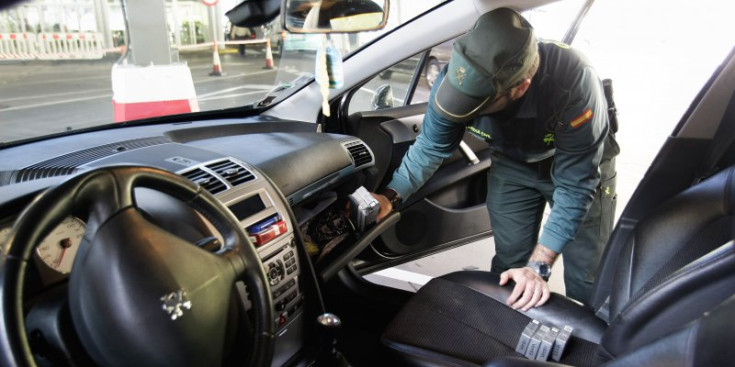 Un agent efectua un registre de contraban a un vehicle.
