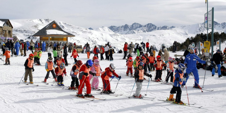 Un grup de nens que es disposen a fer esquí a les pistes de Soldeu.