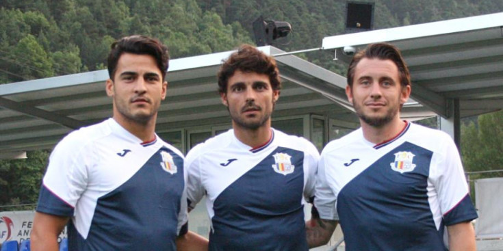 Quique Cubas, José Galán i Jeremy Lempereur amb la samarreta de l’FC Santa Coloma, ahir a la Borda Mateu.