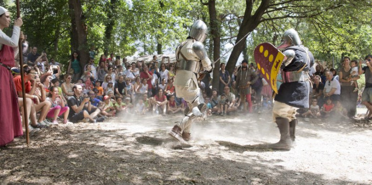 Recreació d’un combat medieval al festival Andosinoi, ahir.