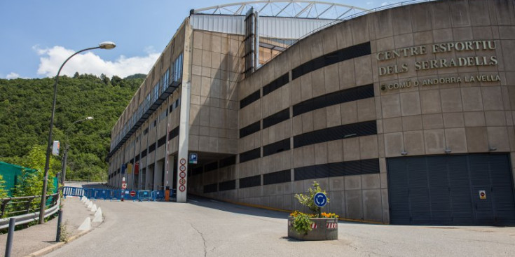 La façana de l'entrada del centre esportiu dels Serradells.