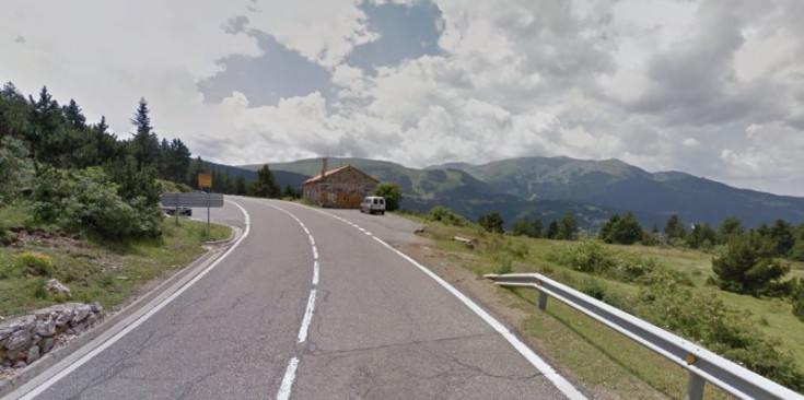 La carretera N260 al seu pas per Alp.