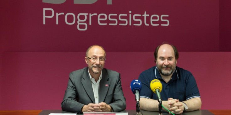 A l’esquerra, el conseller general d’SDP, Víctor Naudi, i a la dreta el secretari d’organització, Joan Marc Miralles, en la roda de premsa, ahir.