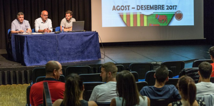 Inici de l’assemblea general extraordinària de l’FC Andorra, ahir.