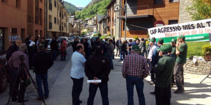 Protesta de ramaders del Pirineu per l’alliberament d’óssos.