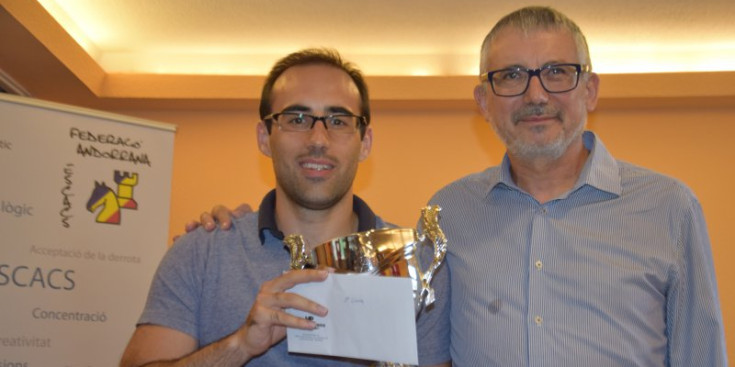 Manuel Pena, a l’esquerra, amb el trofeu de guanyador.