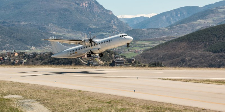 Un avió s’enlaira a l’Aeroport Andorra-La Seu.