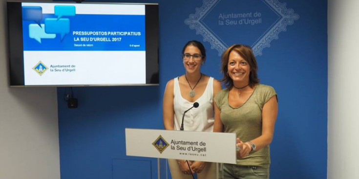 La tècnica municipal de la Seu, Judit Cerdaña, i la tinent d’alcalde de Participació Ciutadana, Anna Vives, ahir.