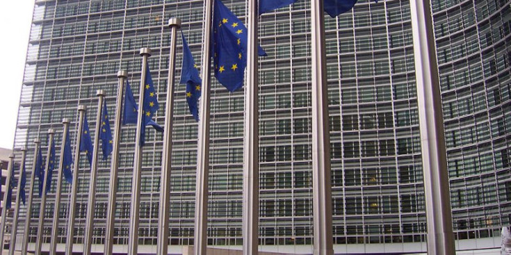 Banderes europees davant la seu de la Comissió Europea.