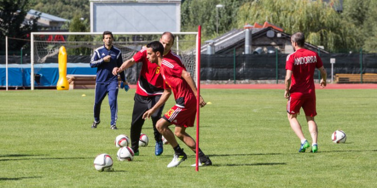 Lima i Aaron realitzen un exercici en un dels darrers entrenaments de la selecció a l’Estadi Comunal.