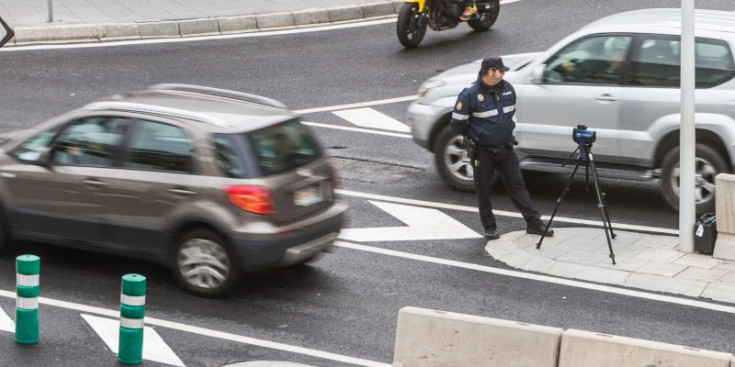 Un policia amb un radar mòbil en un encreuament d’Escaldes-Engordany.