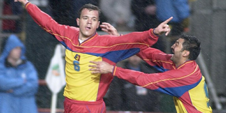 Lima celebra amb Sonejee el gol que va aconseguir el 2001 a Dublín contra Irlanda.