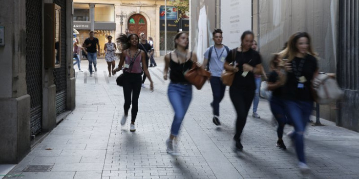 Un grup de joves corre pels carrers de Barcelona, dijous.