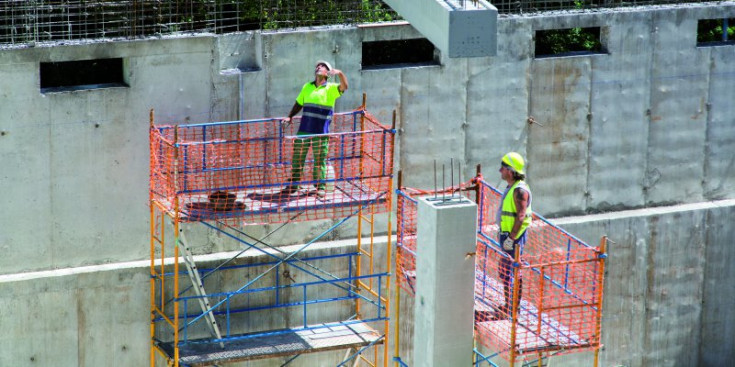Dos operaris treballen en la construcció del segon dipòsit d’aigua a Escaldes-Engordany.