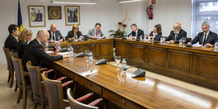 Espot i Álvarez en la reunió amb les entitats cíviques, ahir.