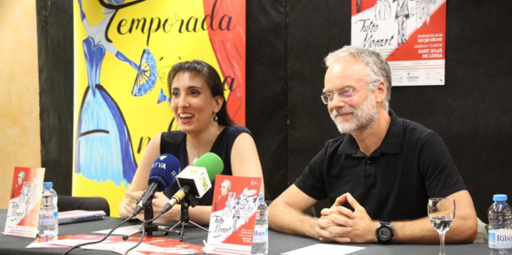 La directora artística d’Andorra Lírica, Jonaina Salvador, i el conseller de cultura de Sant Julià, Josep Roig, ahir.