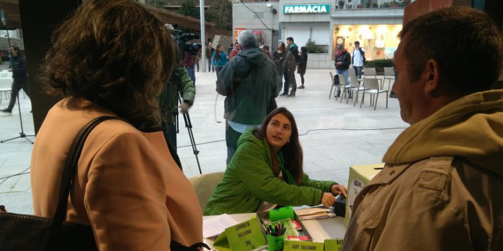 Dos ciutadans realitzen un donatiu, ahir a la plaça de les Fontetes.