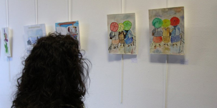Una de les visitants a l’exposició ‘Cara a Cara’ examina una de les obres, ahir.
