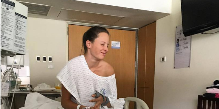 Sissi Hinterreitner, a l'hospital amb la cama enguixada.