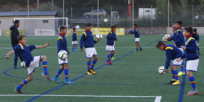 Almunes beneficiaris del futbol estudi entrenant al camp d'Ordino.