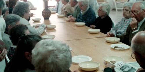 Malalts d’Alzheimer són atesos en un centre de dia a Barcelona